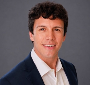 Derek's headshot